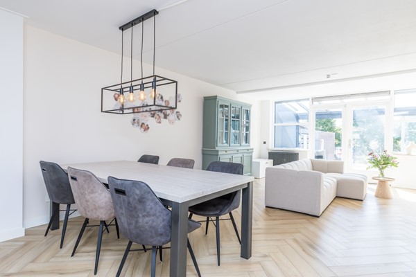 Foto - Verkocht onder voorbehoud: Instapklare ruime tussenwoning uit 1997 met 3 slaapkamers, moderne badkamer, tuin en garage in Heerlen